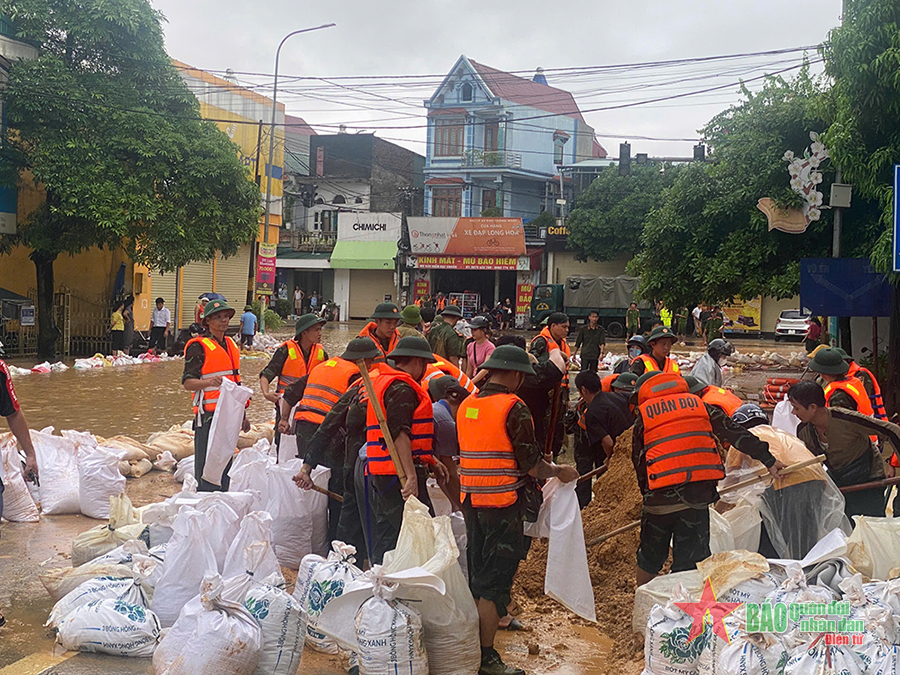 Phú Thọ: Nước lũ tràn đê, sơ tán dân ở thị trấn Hạ Hòa 